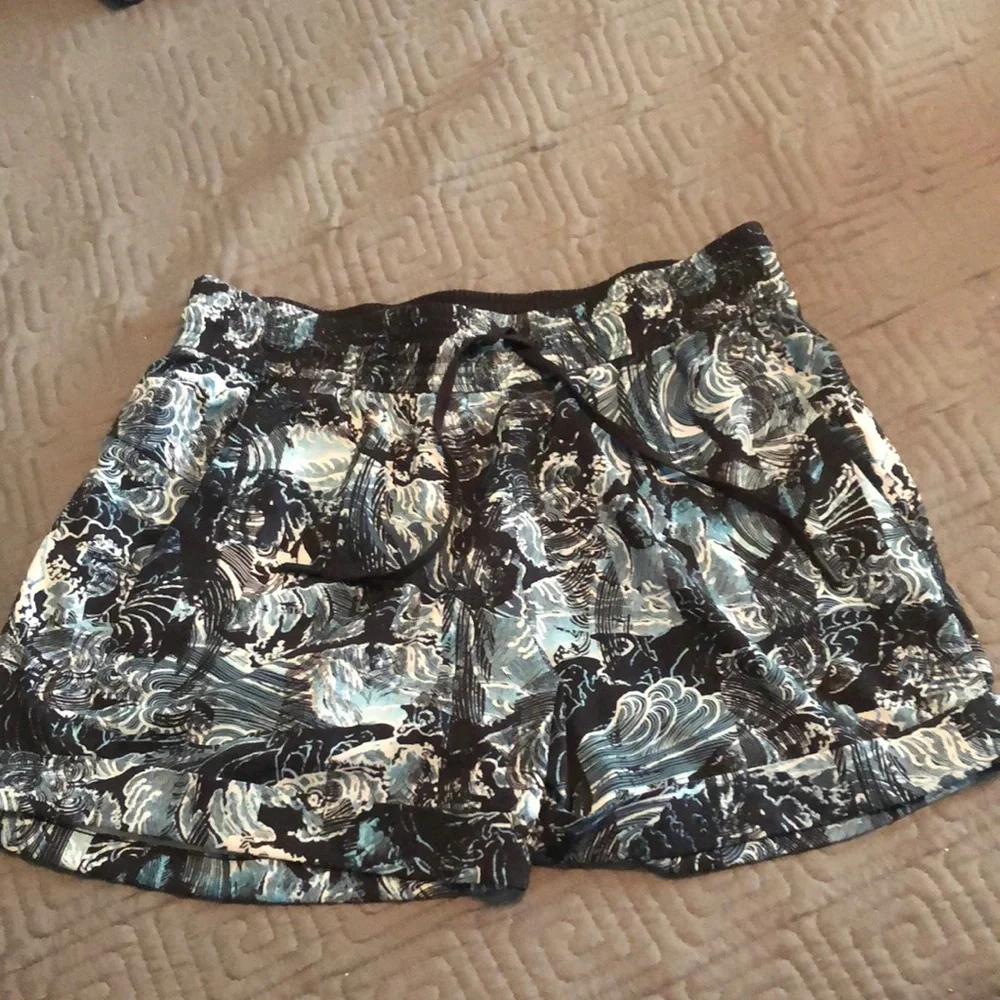 lululemon athletica Black and White Wave Print Women’s Shorts